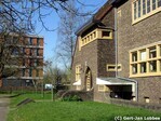 Oud gebouw in moderne omgeving.
<br/>
Gert-Jan Lobbes, maart 2017